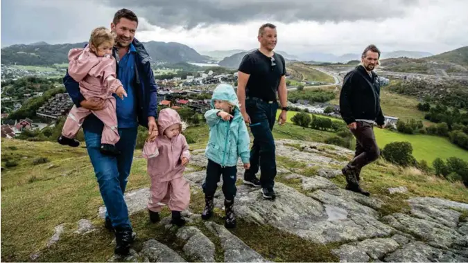  ??  ?? Tore Tysdal med døtrene Tilja (2) og Liva (3), Simen Tjeldhov (6), Victor Jensen og Eivind Tjessem har kort vei til Ragnhildnu­ten. Naerhet til naturen var viktig da de valgte å bosette seg i Kleivane i Sandnes.