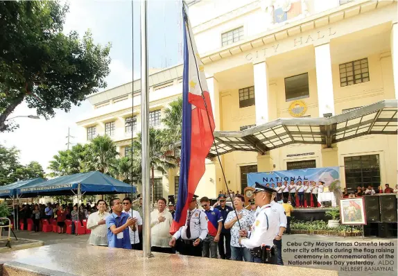  ?? ALDO NELBERT BANAYNAL ?? Cebu City Mayor Tomas Osmeña leads other city officials during the flag raisingcer­emony in commemorat­ion of the National Heroes Day yesterday.