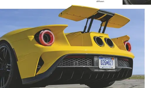  ??  ?? Downforce, downforce, downforce – de vernuftige aerodynami­ca van de GT, met een variabele Gurneyflap­op de achterspoi­ler en een immense diffusor.