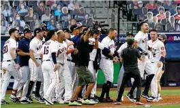  ??  ?? Los Astros celebran tras la victoria en Petco Park, de San Diego, ante los Rays.