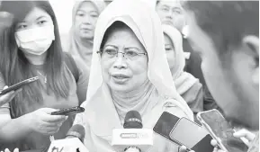  ?? ?? REAKSI: Fatimah bercakap kepada pemberita semasa ditemui di Dewan Utama Wisma Wanita di Kuching.