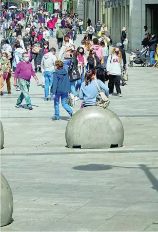  ?? ALBERTO R. ROLDÁN ?? Ambiente en las calles de Madrid tras el cierre de la región impuesto por el Gobierno