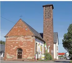  ?? FOTOS: RUTH WAGNER ?? Ein großes Holzkreuz im Altarraum bestimmt den Innenraum von St. Hubertus (links). Das Foto in der Mitte zeigt die neu gestaltete Marienkape­lle. Rechts ist die Kirche in der Ortsmitte von Niederlosh­eim von außen zu sehen.
