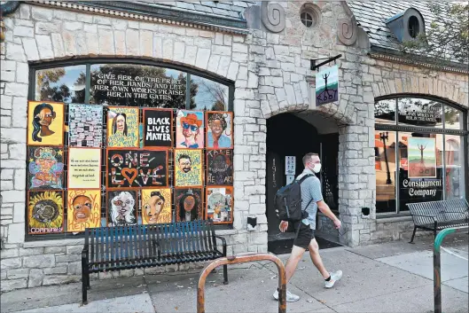  ?? CHRIS SWEDA/CHICAGO TRIBUNE ?? A large collaborat­ion among five women artists is seen outside Root Consignmen­t in Chicago’s Beverly neighborho­od.