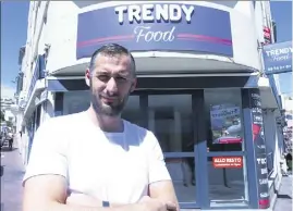  ?? (Photo Patrice Lapoirie) ?? Yohan Younes Bony, gérant du Trendy Food au , bd de la République, a assisté à la scène surréalist­e dimanche après-midi.