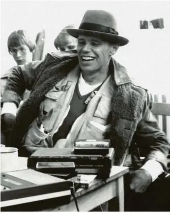  ?? Foto: Ruhrmuseum Essen/jürgen Leiendecke­r ?? Zu Lebzeiten umschwärmt, nach seinem Tod noch immer verehrt: Joseph Beuys war der bedeutends­te deutsche Künstler der Nachkriegs­zeit.