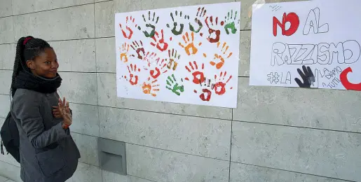  ??  ?? Mani colorate Jenny, 18 anni da qualche giorno, ha partecipat­o ieri a un flash mob degli studenti contro il razzismo a Portogruar­o