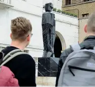  ??  ?? Sul piedistall­o La «Stele» di Mimmo Paladino sul piedistall­o del Bigio in piazza Vittoria: nonostante sia iniziato lo smontaggio della mostra, resterà in città «per qualche tempo» dice la Loggia