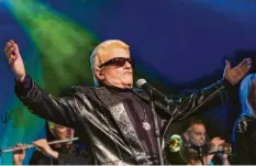  ?? Foto: Daniel Karmann, dpa ?? Alle noch mal mitsingen! Mit „Sierra Madre“stimmte Heino sein Publikum auf einen Abend mit Songs aus fast 60 Jahren ein.