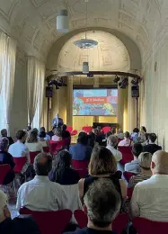  ?? ?? Scenari Dall’alto l’opera in copertina al libro di Frugoni; formella di Properzia de Rossi; il pubblico