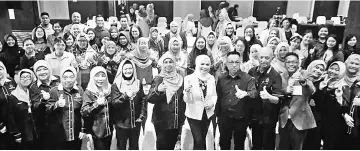  ??  ?? Juita (front row, seventh right) with participan­ts of the entreprene­ur transforma­tion programme held in Miri on Saturday.