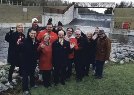  ?? CLIFFORD SKARSTEDT EXAMINER ?? Haliburton-Kawartha Lakes-Brock MPP Laurie Scott and MP Jamie Schmale join Cavan Monaghan Township Mayor Scott McFadden, township council members and conservati­on board members and staff in front of the Millbrook Dam.