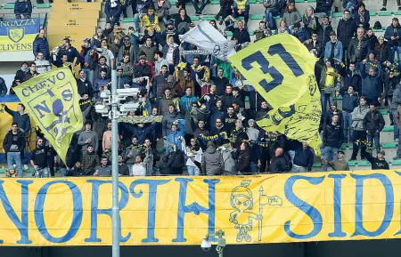  ??  ?? Fischi e cori Dalla Curva Nord, dopo la sconfitta con il Genoa, è partita la contestazi­one, continuata anche fuori dallo stadio