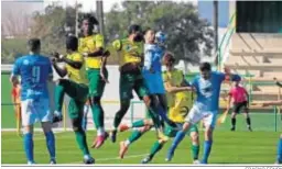  ?? ERASNO FENOY ?? La defensa barreña no paró de achicar balones.