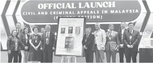  ?? ?? LANCAR: Tan (lima kanan) dan Abdul Rahman (enam kiri) bersama tetamu kehormat lain merakamkan kenangan semasa majlis pelancaran buku ‘Civil and Criminal Appeals In Malaysia’ (Fourth Edition).