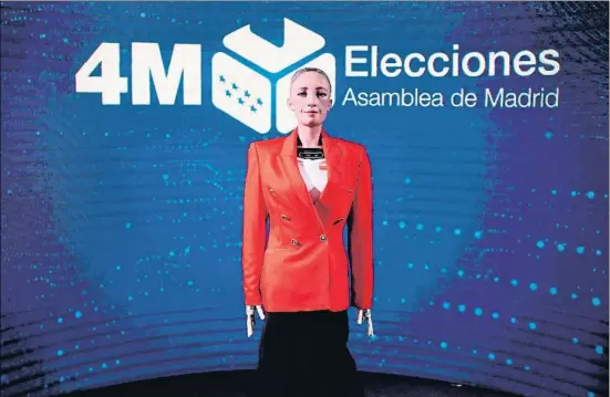  ?? COMUNIDAD DE MADRID / EP ?? La Sophia, un robot intel·ligent d’aspecte humanoide, va donar suport durant la jornada electoral als periodiste­s que treballave­n a Ifema
