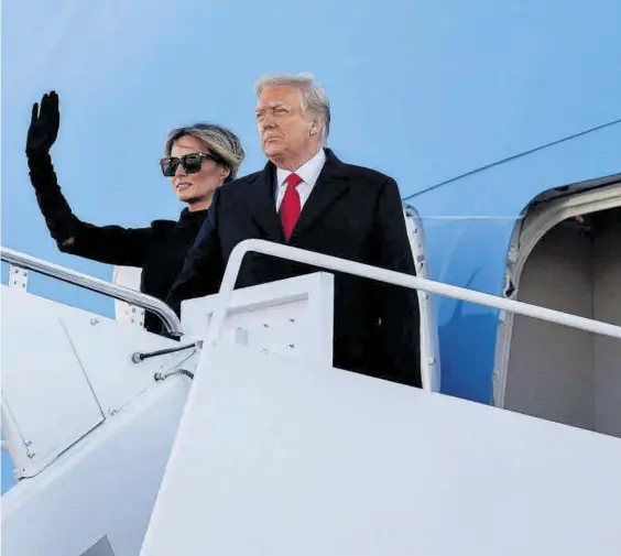  ?? CARLOS BARRIA / REUTERS ?? Melania y Donald Trump saludan antes de abordar el avión presidenci­al ‘Air Force One’, ayer, en la base aérea de Andrews.