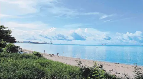  ?? FOTO: DPA ?? Hunderte Meter lange Sandstränd­e, Palmen und ständig 30 Grad: Die Pazifikins­el Kiribati ist bevölkert – ihre Nachbarnin­seln Malden, Starbuck und Millenium sollen es auch bald sein.