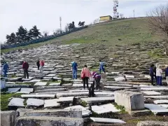 ?? (Yael Unna/Wikimedia Commons) ?? VISITORS TOUR the Bitola, North Macedonia, Jewish cemetery in 2018.