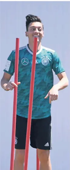  ?? FOTO: DPA ?? Trainiert mit einer gewissen Leichtigke­it in der Sonne von Sotschi: DFB-Akteur Mesut Özil.