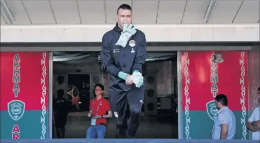  ??  ?? COMO UN NIÑO. El portero de Egipto El Hadary podría hacer historia hoy en Rusia al ser el jugador con más edad en una fase final.