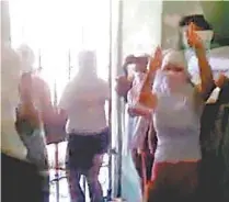  ??  ?? Presas filmaram com celulares a rebelião em presídio de Campos