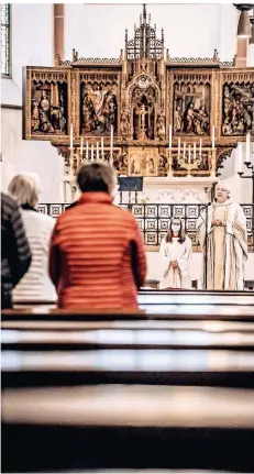  ?? RP-FOTOS: ANDREAS ENDERMANN ?? Die Pfarrer begrüßten rund 80 Gläubige in der Kirche. Nicht alle, die teilnehmen wollten, kamen in die Kirche hinein.