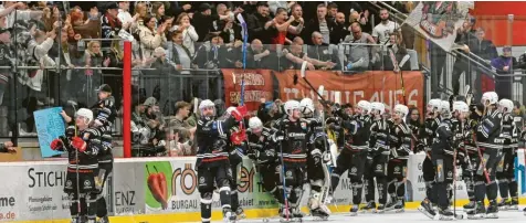  ?? Foto: Ernst Mayer ?? Spieler und Fans als Einheit: Riesiger Jubel umbrandete den Eishockey-Landesligi­sten ESV Burgau nach dem Sieg im ersten Landesliga-Finale.