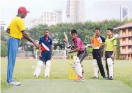  ?? BERNAMAPIX ?? Students of Seri Titiwangsa Sports School in Kuala Lumpur work on their batting under the watchful eyes of their cricket coach.