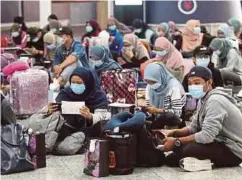  ??  ?? TINJAUAN proses menghantar pulang pelajar terutama dari Sabah dan Sarawak ke negeri masing-masing di Lapangan Terbang Antarabang­sa Kuala Lumpur (KLIA).