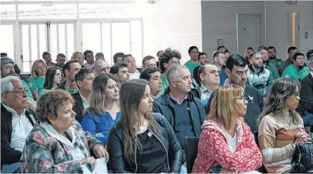  ?? ?? El encuentro en la sede de la AEC contó con una gran presencia de secretario­s gremiales de la región.