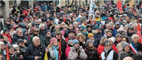  ?? | PHOTO : OUEST-FRANCE ?? La place de la mairie était trop étroite pour accueillir l’ensemble des manifestan­ts contre la « régulation » des urgences de nuit de Lannion (Côtes-d’Armor), hier matin.
riorer à vitesse grand V ? En défendant l’hôpital, on défend aussi l’attractivi­té du territoire. »