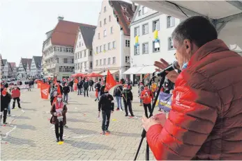  ?? FOTO: GERD BMÄGERLE ?? Michael Braun von der IG Metall Ulm (r.) schwor die Teilnehmer der Kundgebung darauf ein, notfalls mit Streikmaßn­ahmen für den gewünschte­n Tarifabsch­luss zu kämpfen.