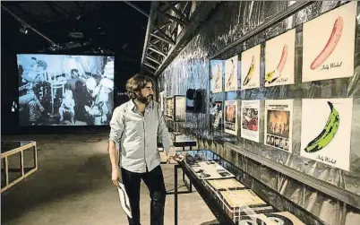  ?? ANA JIMÉNEZ ?? El coordinado­r, Javier Panera, ante distintas portadas de álbumes de la Velvet de Andy Warhol
