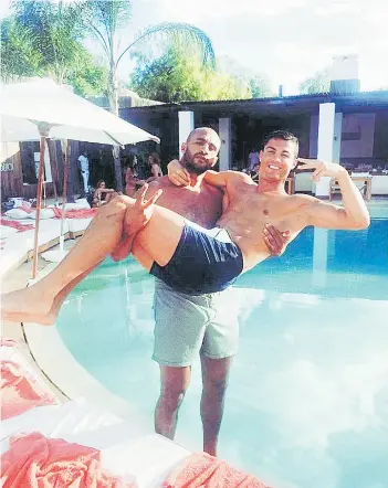  ??  ?? Cristiano Ronaldo i Badr Hari Zavodnik žena Cristiano čak je optužen da je gej zbog bliskosti s boksačem Badrom. Ne mare za to i uživaju u prijateljs­tvu