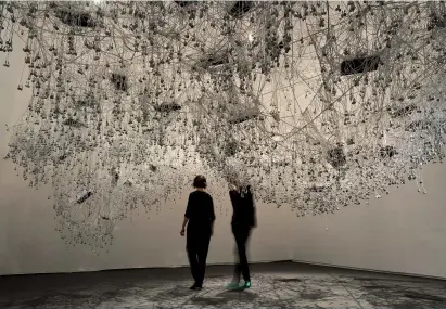  ??  ?? «Thicket ». 2018. Installati­on sculpture et son composee de 10 000 ecouteurs.Sound installati­on of 10,000 earbuds