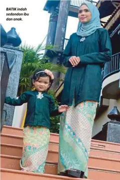  ??  ?? BATIK indah sedondon ibu dan anak.