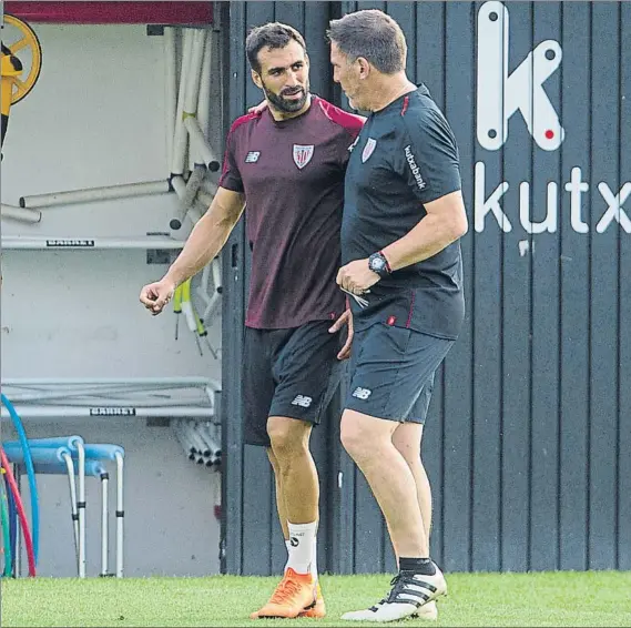  ?? FOTO: JUAN ECHEVERRÍA ?? Una banda izquierda muy poblada Balenziaga, que charla con Berizzo durante un entrenamie­nto en Lezama, parece que va tener complicada su titularida­d en el lateral