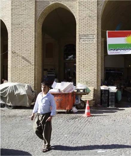  ??  ?? VALKAMPANJ. En kampanjfla­gga i Arbil manar folket att rösta ja till självständ­ighet för irakiska Kurdistan.