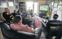  ??  ?? Seguidores del Dortmund ven el partido por televisión.