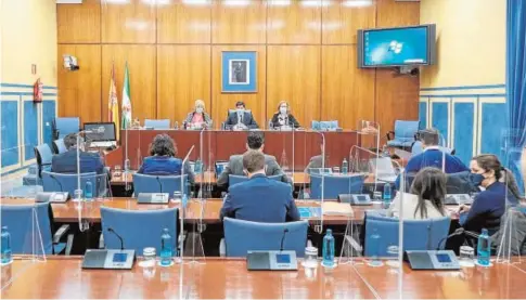  ?? ABC ?? Teresa Florido, a la izquierda, ayer durante su comparecen­cia en el Parlamento andaluz