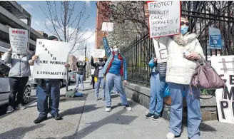  ?? JUSTIN LANE/EFE ?? Em risco. Enfermeira­s protestam no Bronx, em Nova York, contra a falta de equipament­os