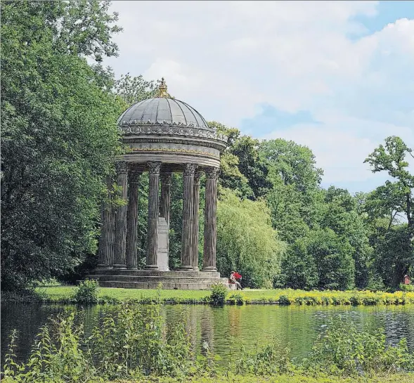  ??  ?? El templo de Apolo, en los jardines del palacio de Nymphenbur­g, en Munich (Alemania)