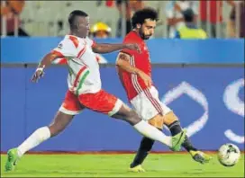  ?? REUTERS ?? Egypt's Mohamed Salah (R) in action during Saturday’s 60 win over Niger in Africa Cup of Nations qualifying.