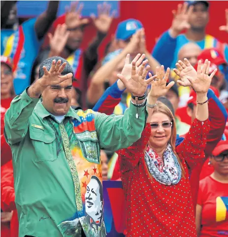  ??  ?? Maduro; su mujer, Cilia Flores, y Diego Maradona, durante el cierre de campaña del chavismo en Caracas