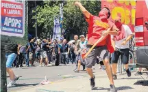  ?? DAMIAN DOPACIO/AFP ?? Nas ruas. Protesto levou à suspensão de sessão na 5ª-feira