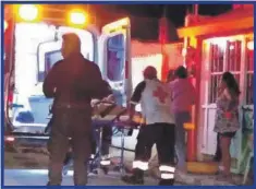 ??  ?? La mujer fue trasladada al hospital a bordo de una ambulancia de la Cruz Roja Mexicana