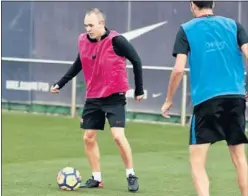  ??  ?? CON EL GRUPO. Iniesta está listo para poder jugar tras lesionarse.