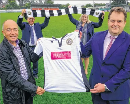  ?? Ref: 28-1220D ?? Hungerford Town will go into the 2020/21 National League South campaign with a new shirt sponsor after tying up a deal with developer Bewley Homes. Crusaders chairman Patrick Chalmers (left) met with Bewley managing director Andrew Brooks (right), operations manager Peter Careinelli and sales and marketing director Elaine Stratford at Bulpit Lane yesterday (Wednesday) to seal the deal