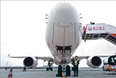  ?? XIE MINGGANG / FOR CHINA DAILY ?? An Airbus A350-900 plane arrives at Chengdu Shuangliu Internatio­nal Airport in Sichuan province.